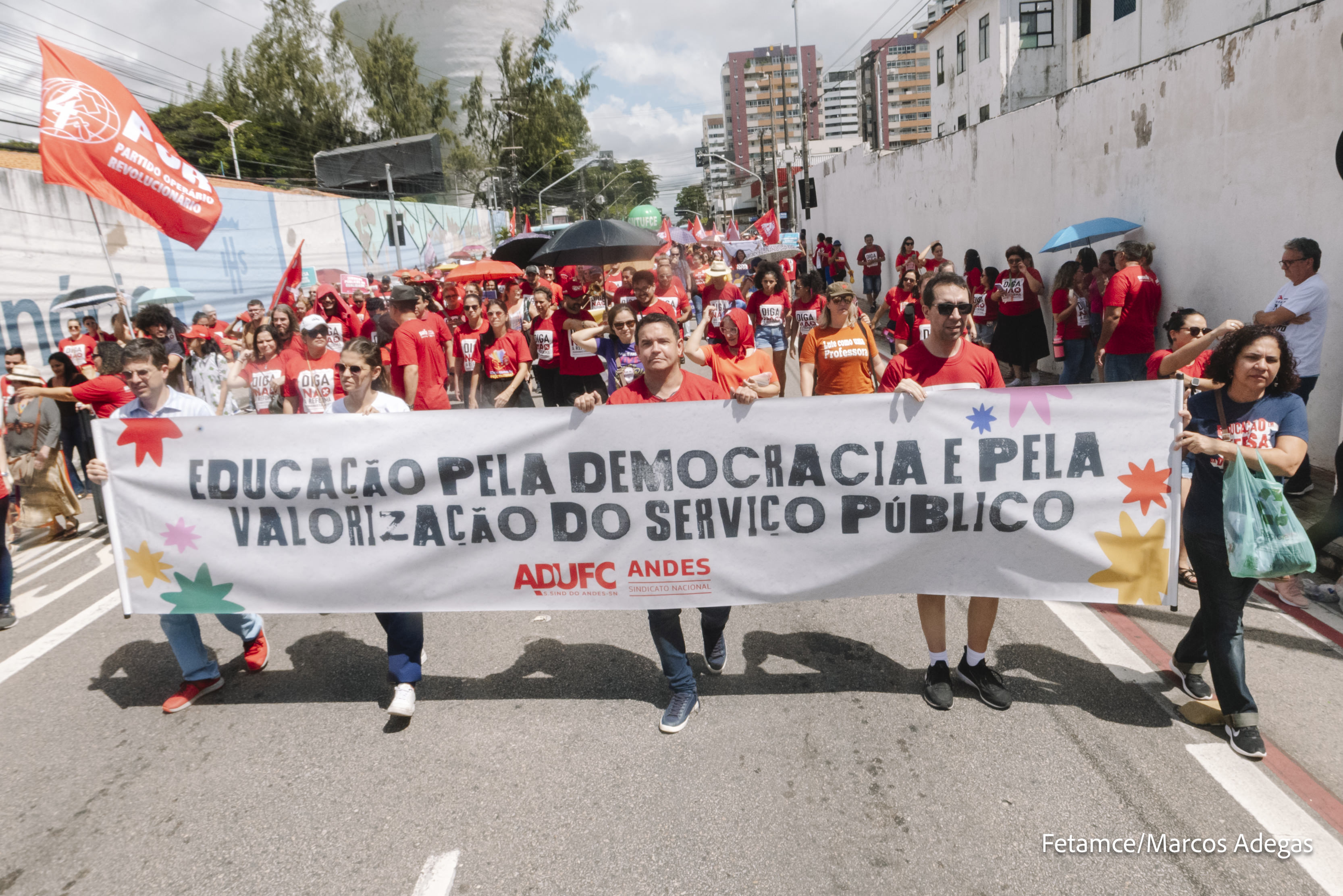 GREVE DA EDUCAÇÃO – Docentes vão às ruas na Marcha da Educação e reforçam combate à PEC 32 como pauta fundamental