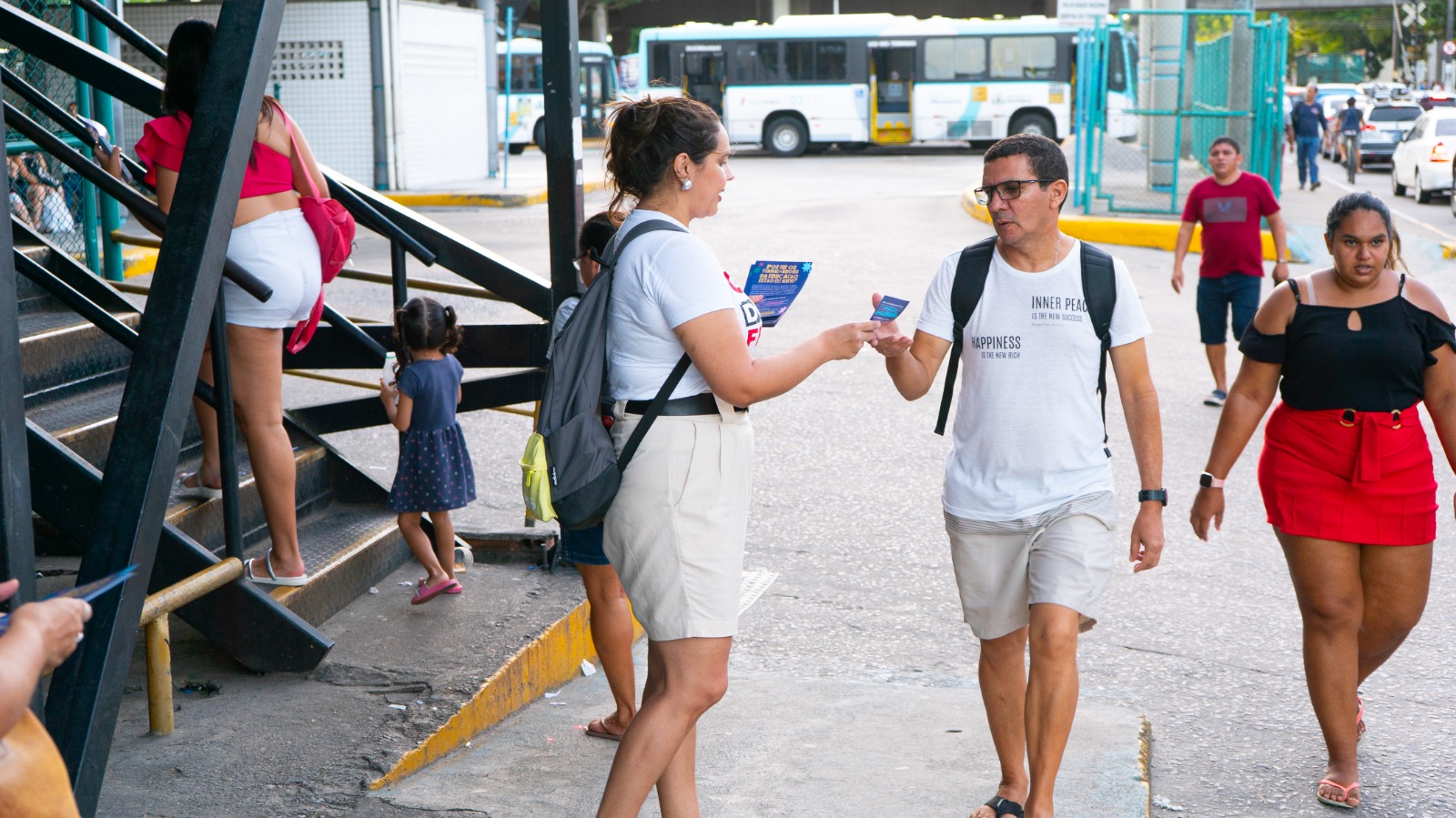 Docentes panfletam no Terminal da Parangaba e dialogam com população sobre Greve da Educação Federal