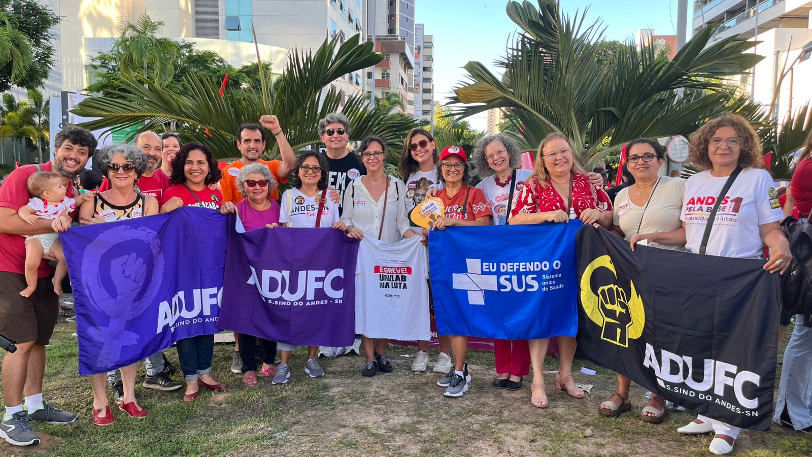 LUTA — Docentes vão às ruas e compõem a manifestação do 1º de maio em Fortaleza  
